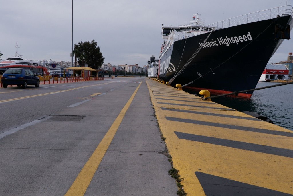 Αναστολή δρομολογίων των πλοίων από Πειραιά για Κυκλάδες – Κλειστές οι γραμμές σε Ραφήνα και Λαύριο