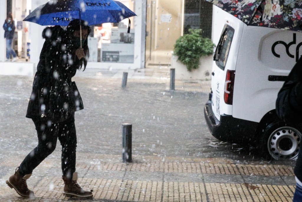 Η κακοκαιρία “χτυπά” τη χώρα – Βροχές και καταιγίδες την Κυριακή