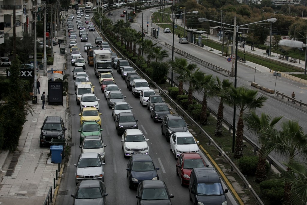 Λήγει σήμερα η προθεσμία για τα τέλη κυκλοφορίας – Πώς θα τα πληρώσετε και ποιοι απαλλάσσονται