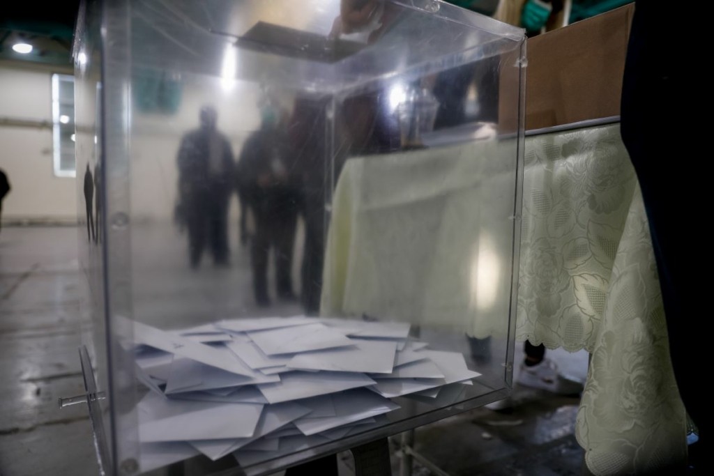 Διψήφιο προβάδισμα της ΝΔ σε νέα δημοσκόπηση της PULSE – Φόβοι των πολιτών για την ελληνική οικονομία μετά την εισβολή στην Ουκρανία