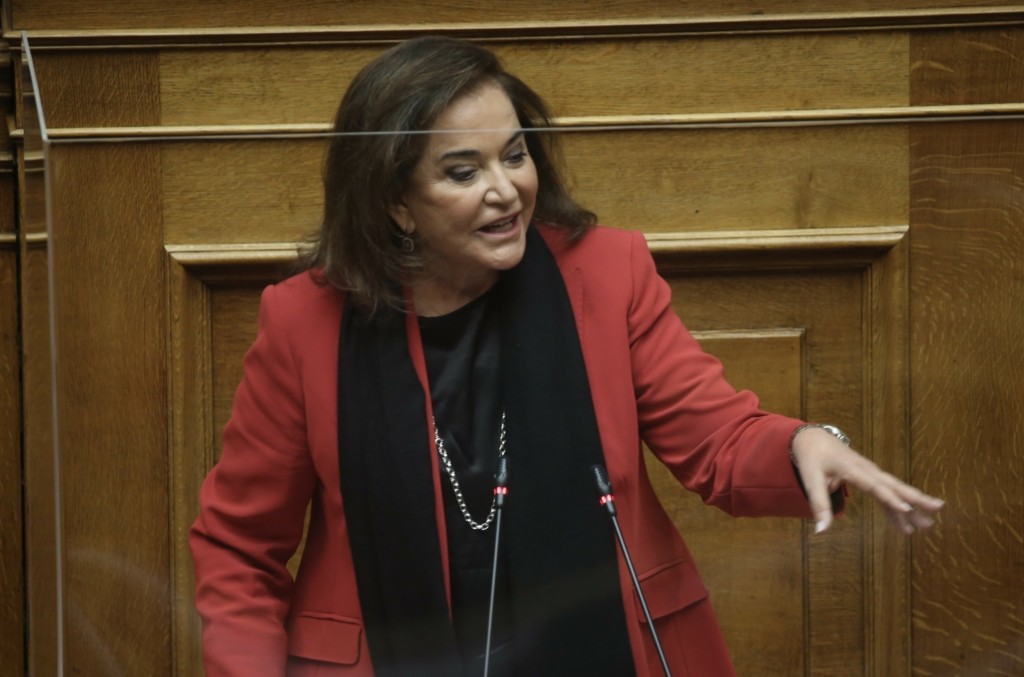 Πυρά Ντόρας στον Τσίπρα – “Προσπαθεί να αντιγράψει το 2012”