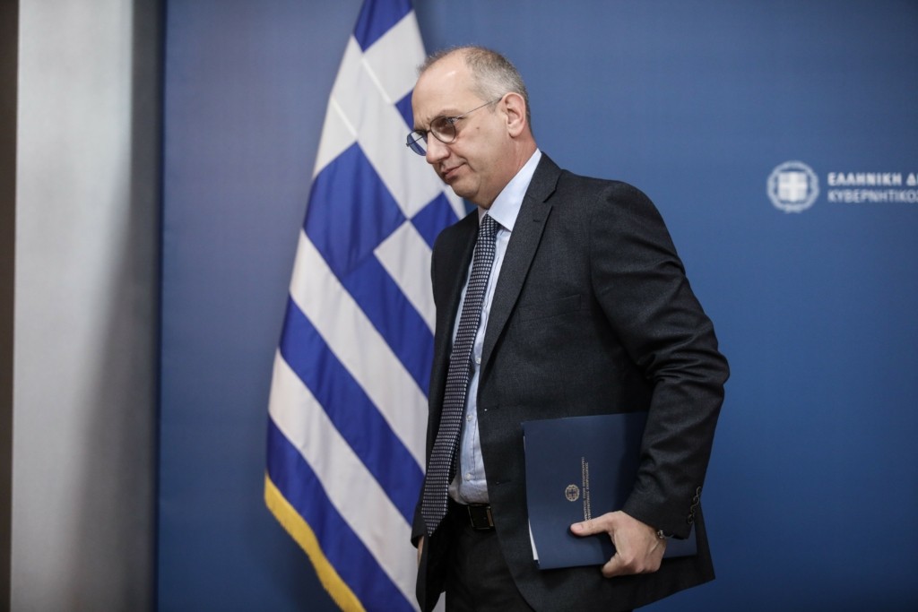 Οικονόμου για ακρίβεια – “Νέα μέτρα, όσο επιτρέπουν τα δημοσιονομικά” – Τι είπε για τον ΕΦΚ στα καύσιμα