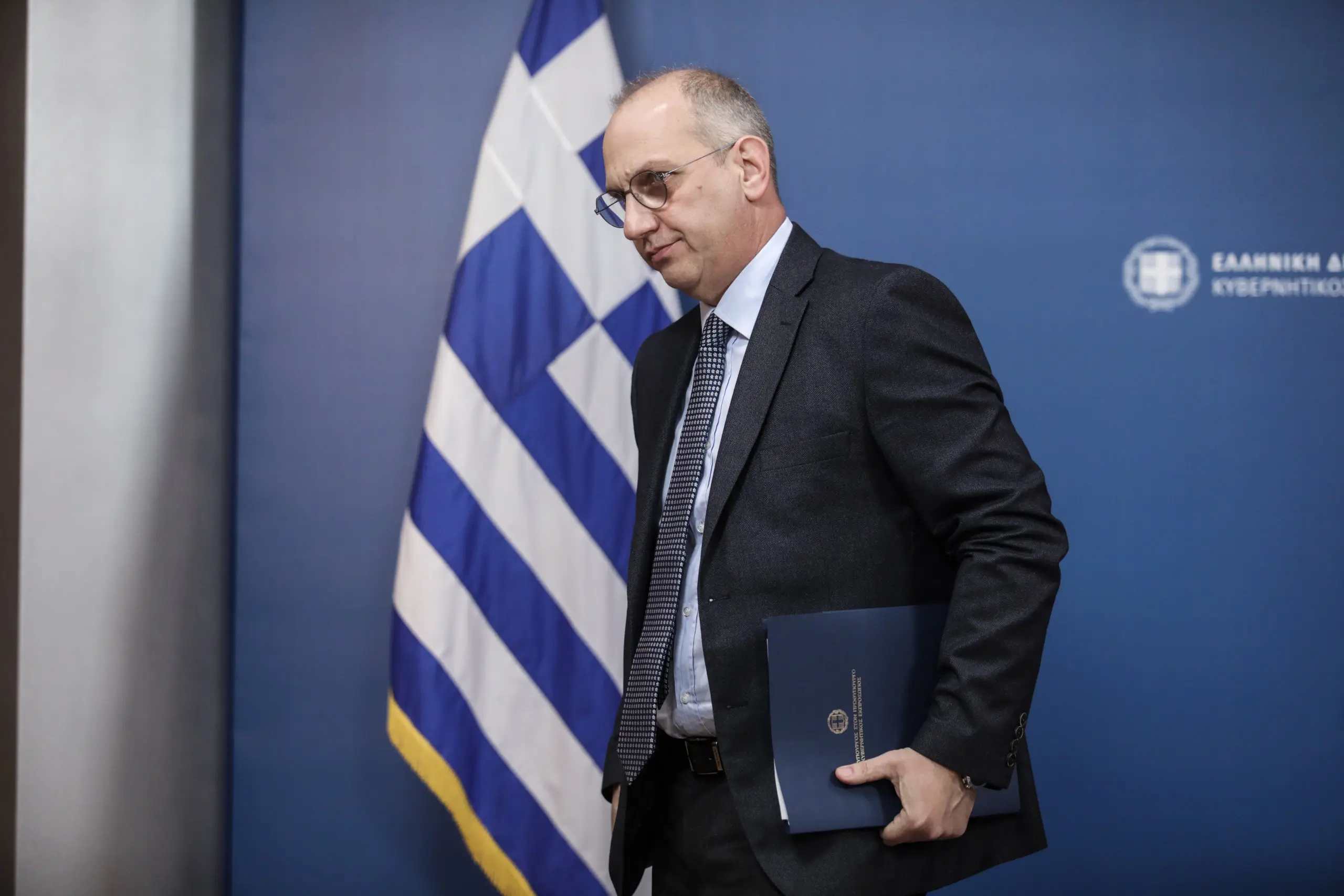 Οικονόμου για ακρίβεια – “Νέα μέτρα, όσο επιτρέπουν τα δημοσιονομικά” – Τι είπε για τον ΕΦΚ στα καύσιμα