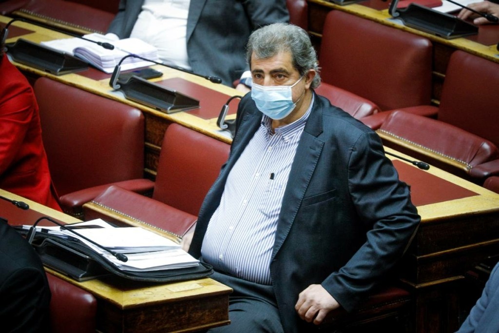 Χειρουργείο μέσα στη Βουλή έκανε ο Παύλος Πολάκης