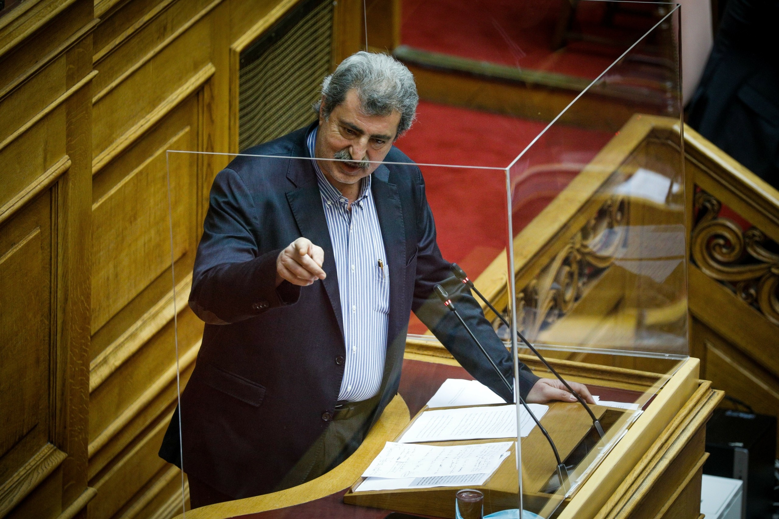 Ο κακός χαμός στη Βουλή με Πολάκη – “Πλεύρη, βρες μια τρύπα να κρυφτείς…”