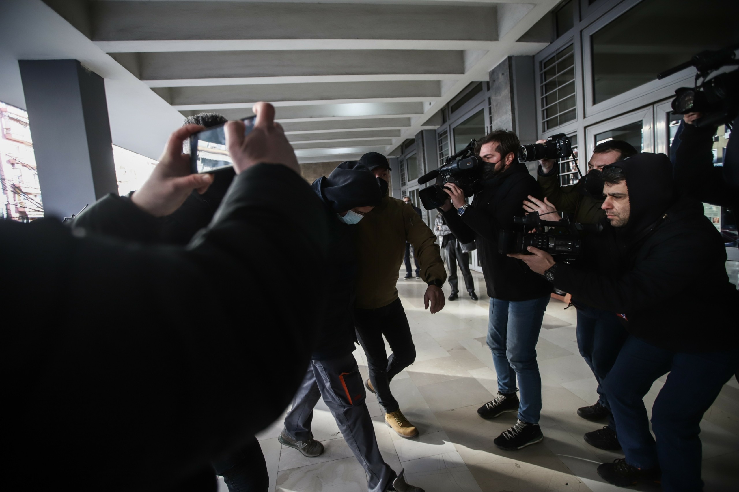 Έφτασε στον εισαγγελέα ο 23χρονος Αλβανός χούλιγκαν με κατεβασμένο το κεφάλι και αμίλητος – “Δολοφόνε να πας στο διάολο” του φώναζαν (vids)