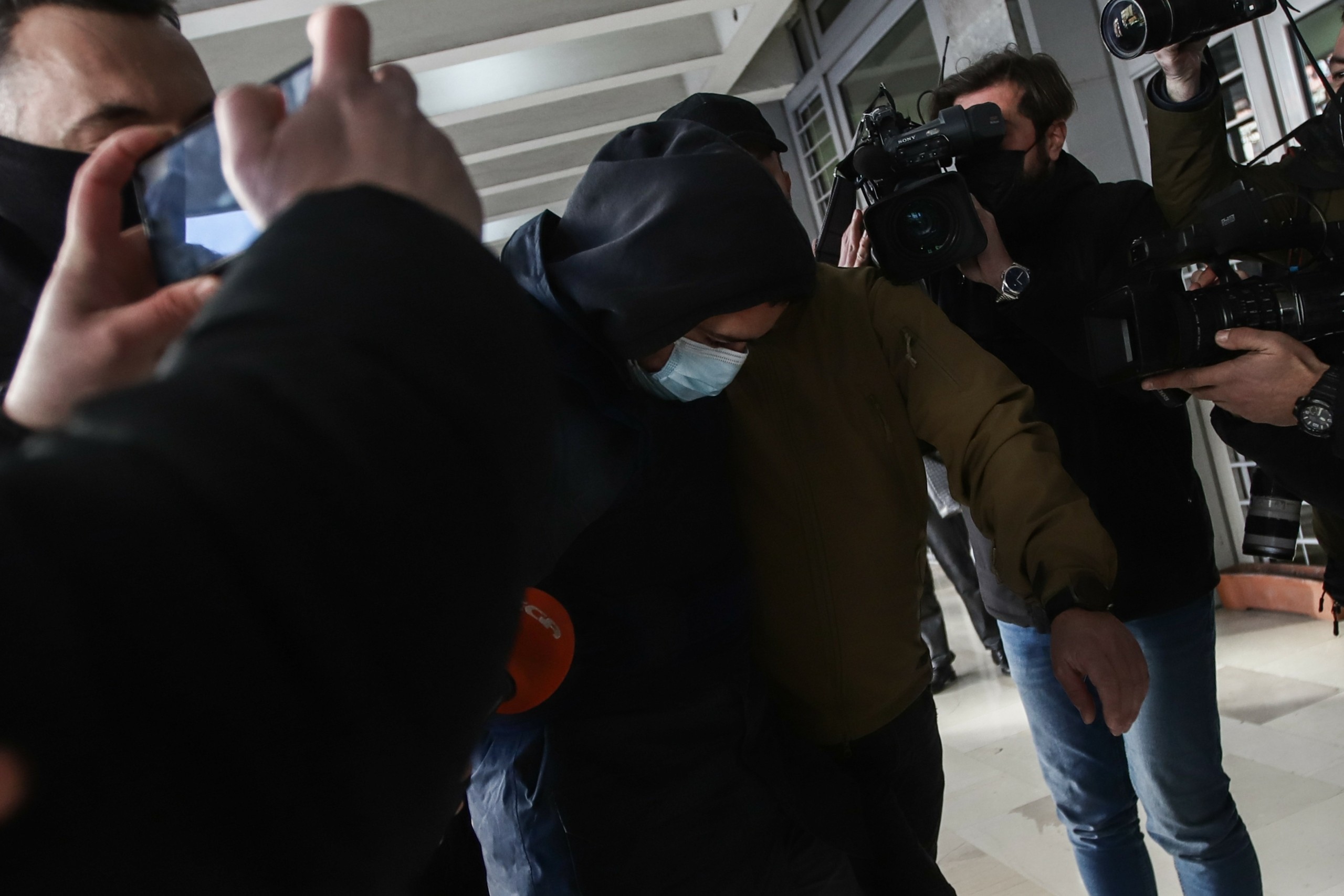 Προφυλακιστέοι άλλοι δύο για τη δολοφονία του Άλκη – Θράσος από τον 20χρονο Αλβανό: “Ο φίλος του Άλκη με χτύπησε με το κράνος για αυτό τον μαχαίρωσα”