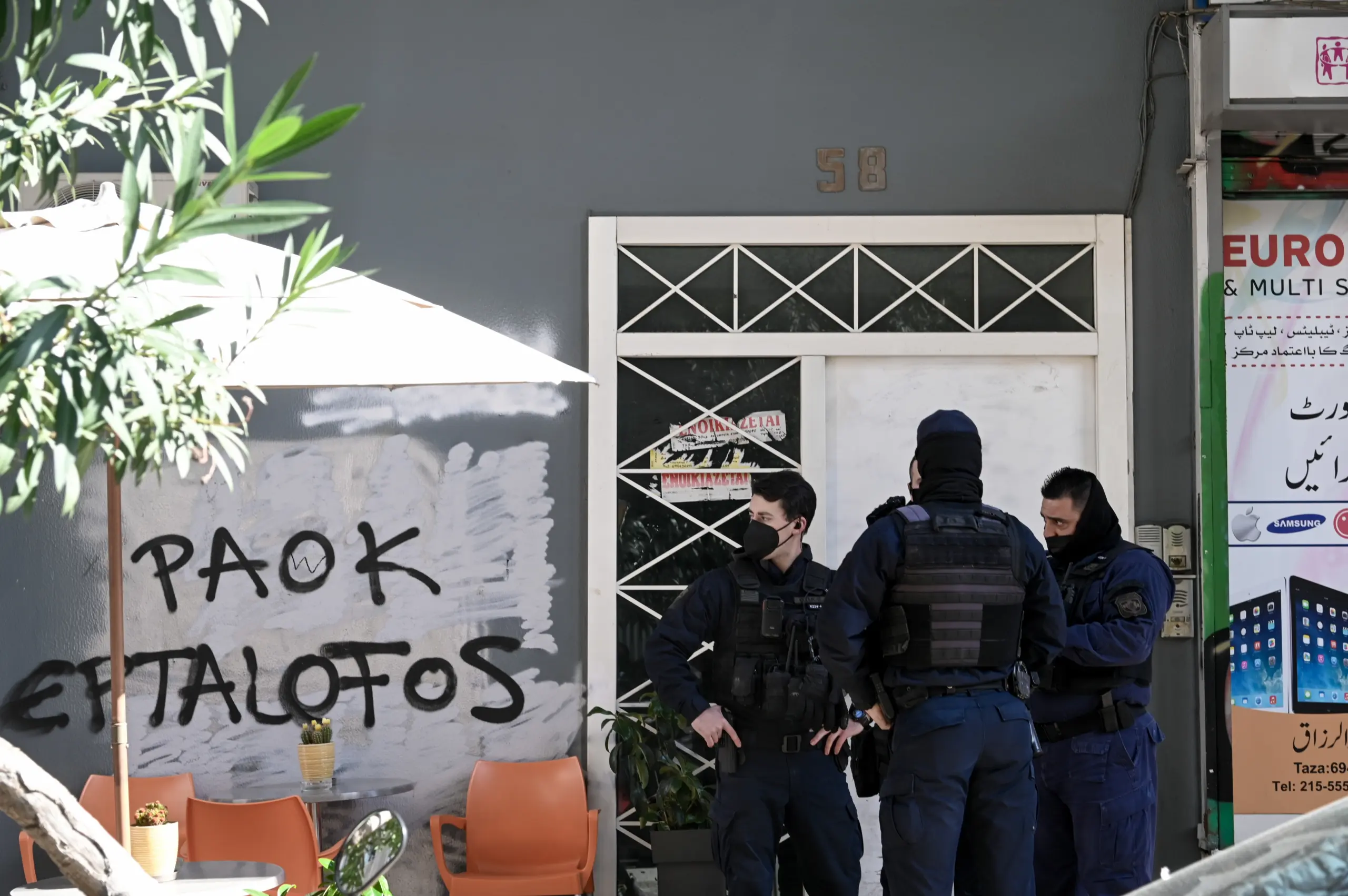 Νέες έφοδοι της ΕΛ.ΑΣ. σε γραφεία συνδέσμων οπαδών στην Αττική – Οι 5 χωρίς άδεια λειτουργίας