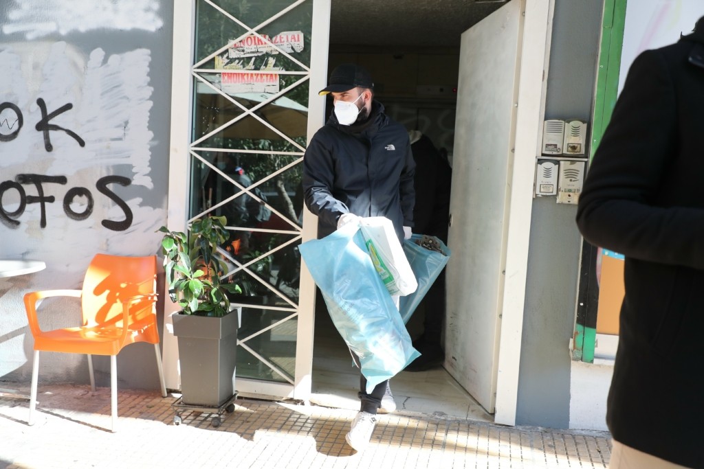 Οπλοστάσιο σε σύνδεσμο οπαδών στην Ομόνοια – Τσεκούρια, κοντάρια μέχρι και βίδες (pics)