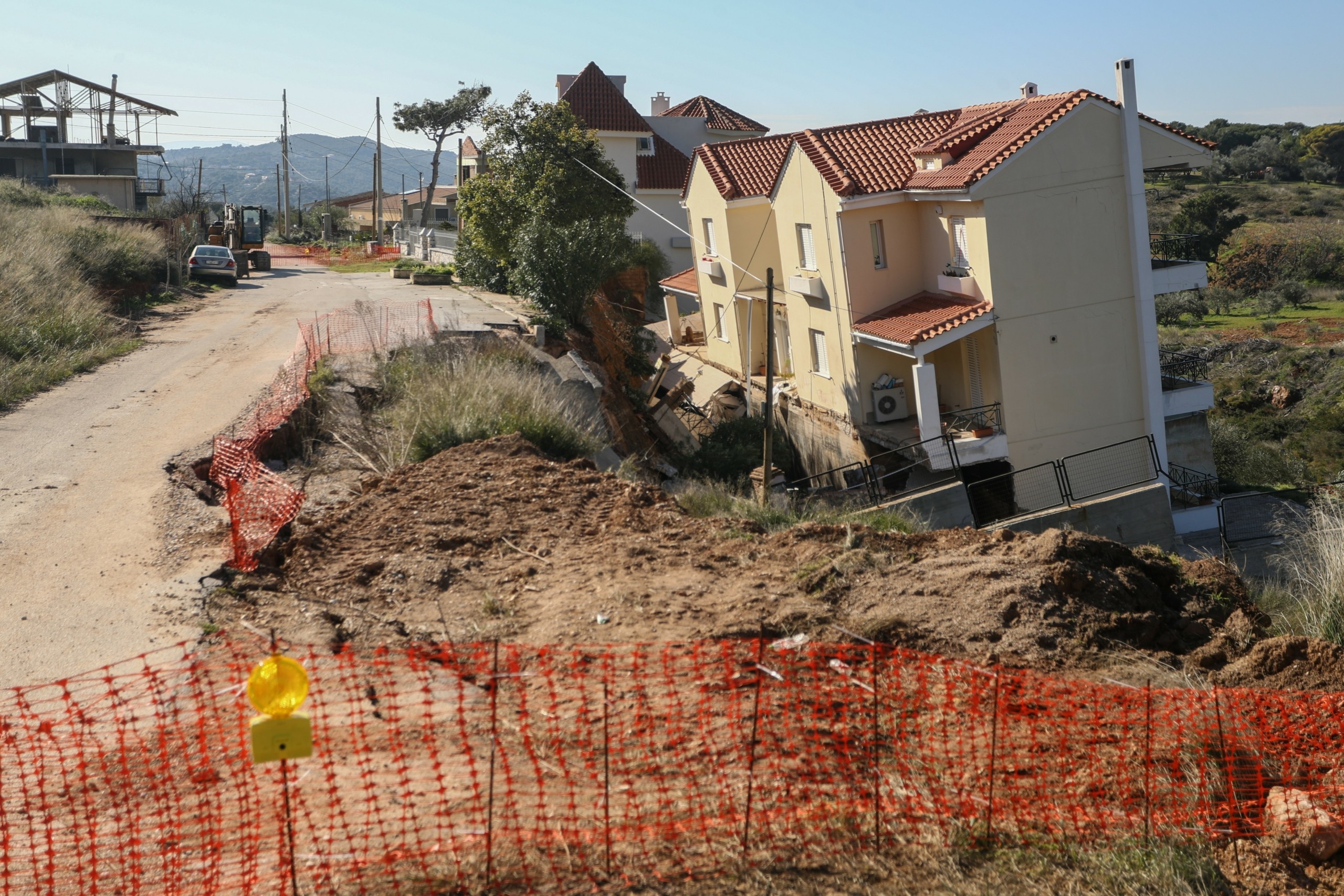 Κρίσιμη η κατάσταση στον Νέο Βουτζά – Τα σπίτια “κατηφορίζουν” την πλαγιά (pics)