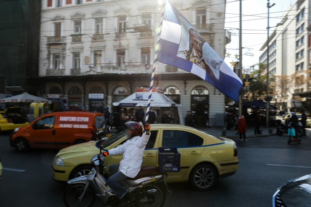 Ο μηχανόβιος στην Ομόνοια που έγινε viral με το λάβαρο του Κολοκοτρώνη (pic)
