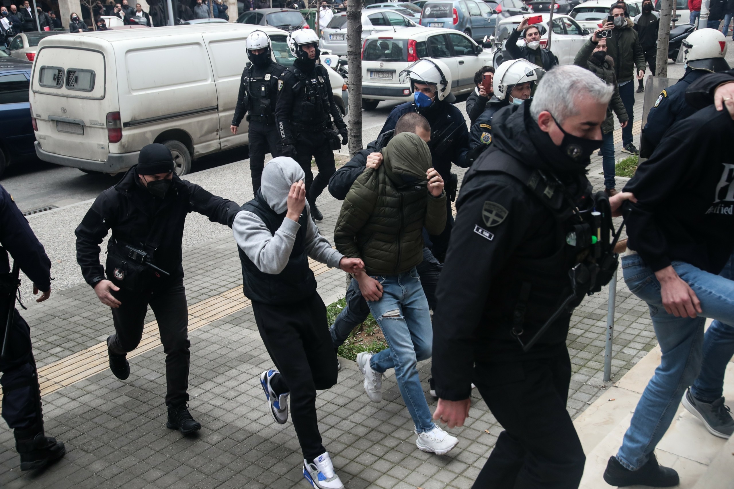 “Δολοφόνοι, κοπρόσκυλα” – Χαμός στα δικαστήρια με τους συλληφθέντες για τη δολοφονία του Άλκη (pics&vid)