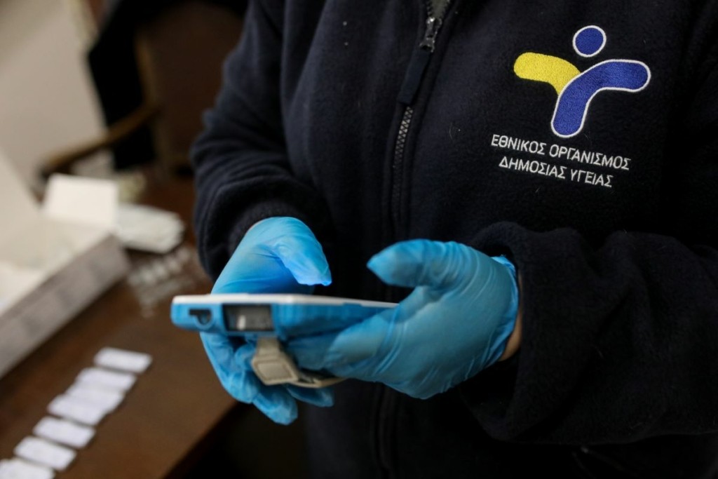 Στα 15.305 τα νέα κρούσματα το Σάββατο – Περισσότεροι από 70 οι θάνατοι – Μειώθηκαν οι διασωληνωμένοι