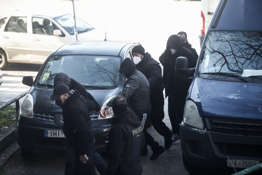 Παραδόθηκε ο “Ντίνος” που αναζητούσε παντού η αστυνομία για τη δολοφονία του Άλκη – Αρνείται κάθε εμπλοκή στον φόνο (vid)