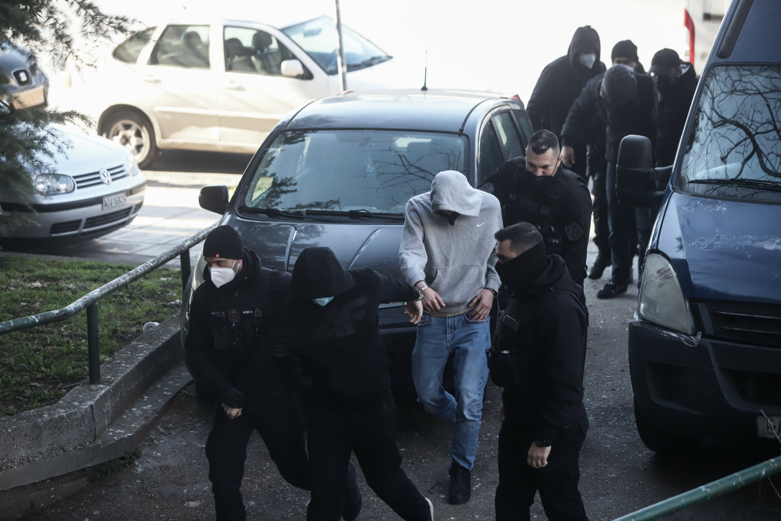 Δέκα προφυλακίσεις για τη δολοφονία του Άλκη – Αντιμέτωποι με ισόβια οι κατηγορούμενοι – Ψάχνουν παντού τον μυστηριώδη “Ντίνο” (vids)