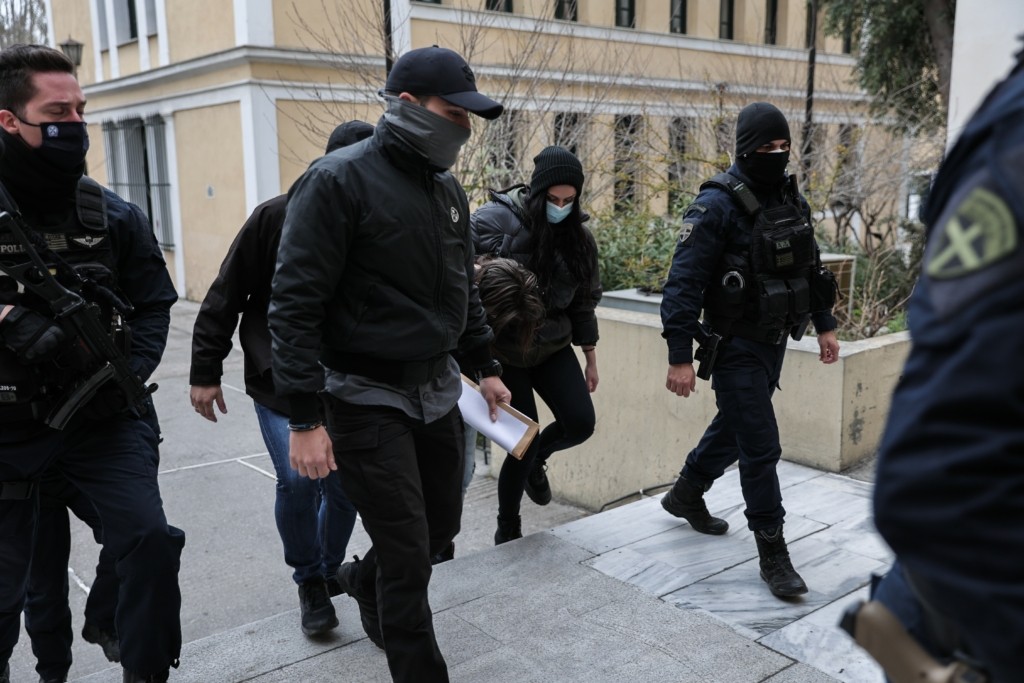 Στον εισαγγελέα με σκυμμένο το κεφάλι και χειροπέδες η μάνα που σκότωσε το παιδί της έκρυβε το πτώμα του για χρόνια (pics)