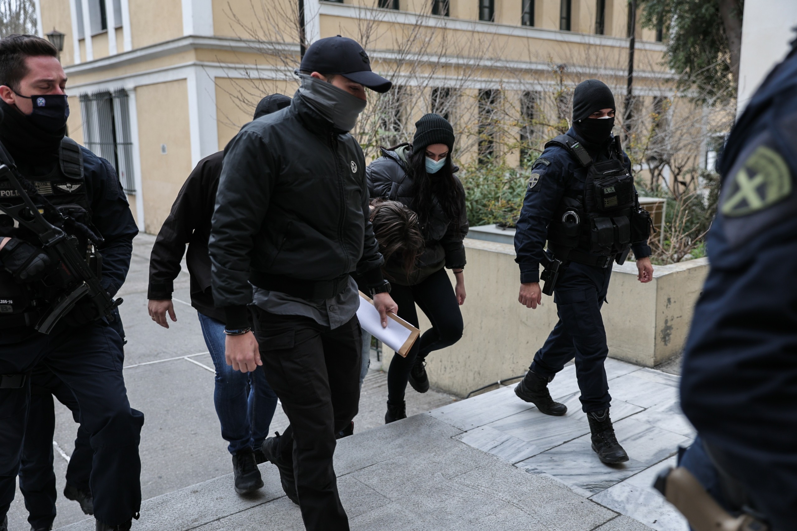 Στον εισαγγελέα με σκυμμένο το κεφάλι και χειροπέδες η μάνα που σκότωσε το παιδί της έκρυβε το πτώμα του για χρόνια (pics)