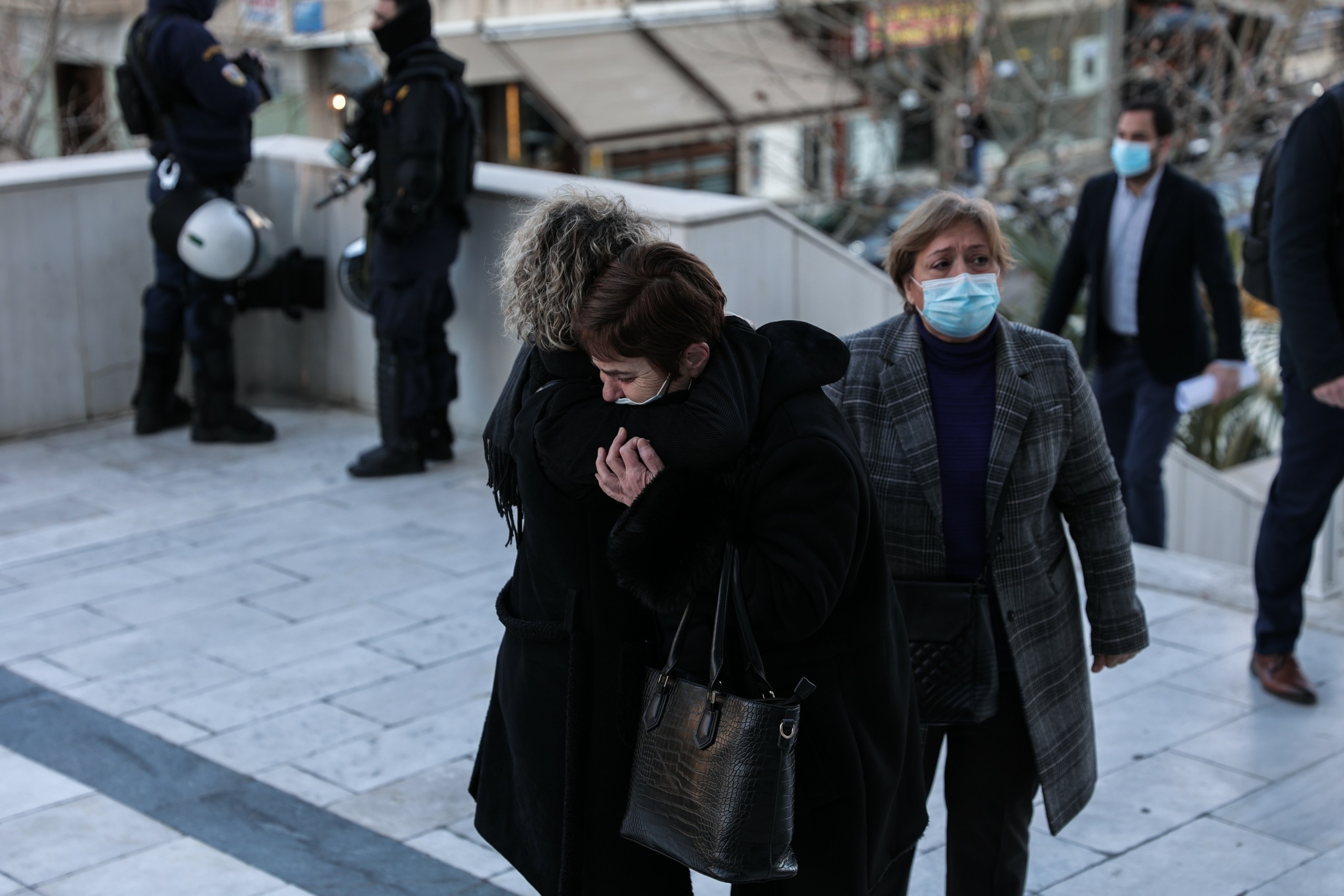 Διακόπηκε η δίκη της Ελένης Τοπαλούδη για τις 10 Μαρτίου – Οργισμένη η μητέρα της φώναζε στα δικαστήρια – “Θα σας κάψω όλους!”