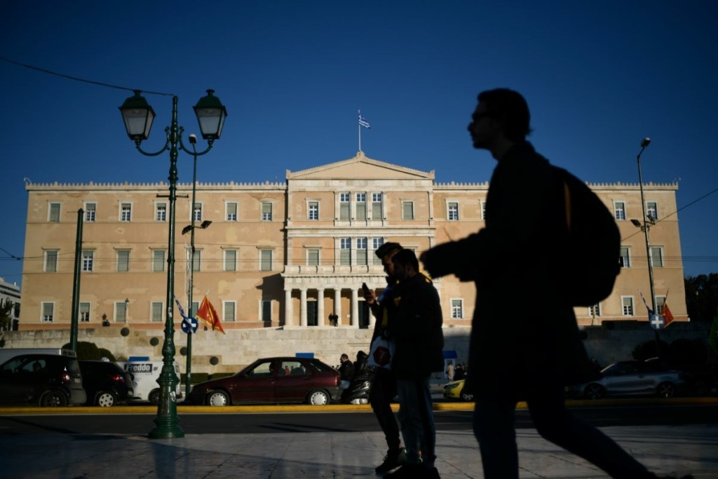 Στα 21.412 τα νέα κρούσματα την Τρίτη και 77 θάνατοι – Μειώνονται οι διασωληνωμένοι