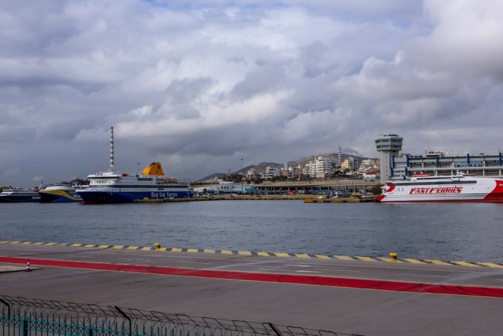 Δεμένα τα πλοία σε Πειραιά, Ραφήνα και Λαύριο λόγω των δυνατών ανέμων
