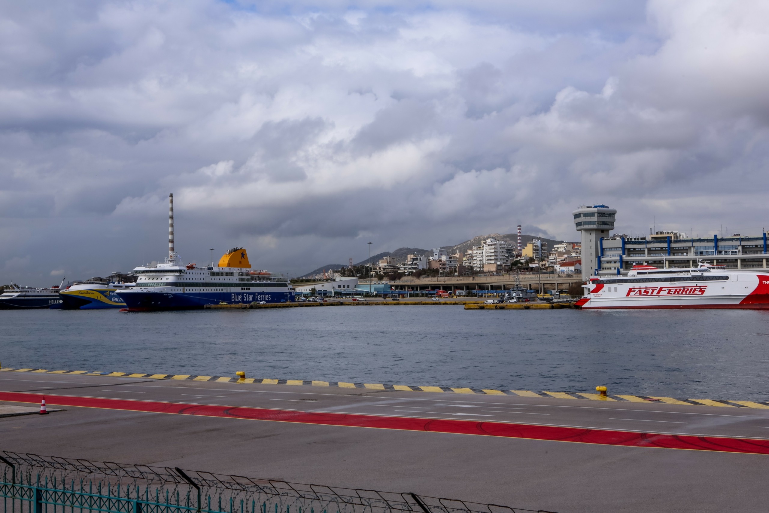 Δεμένα τα πλοία σε Πειραιά, Ραφήνα και Λαύριο λόγω των δυνατών ανέμων