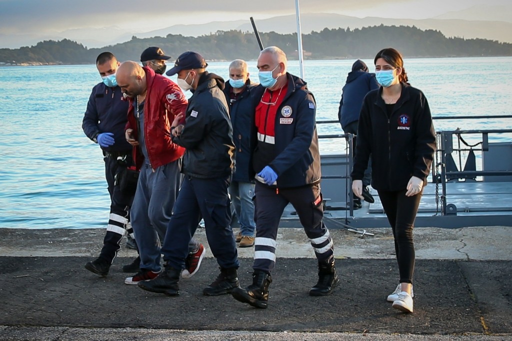 Η αγωνιώδης επιχείρηση εκκένωσης του Euroferry Olympia – 290 άνθρωποι ήταν πάνω στο πλοίο και θα καταμετρηθούν στην Κέρκυρα (vids)