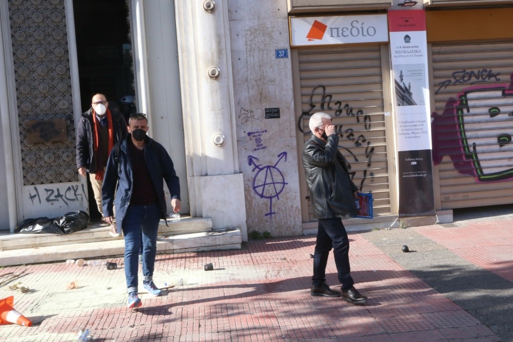 “Άνοιξε” ξανά η οδός Πανεπιστημίου μετά τα επεισόδια