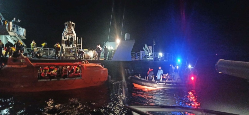 Στους 14 οι αγνοούμενοι μετά τη φωτιά στο Euroferry Olympia, ανάμεσά τους 3 Έλληνες – Δύο εγκλωβισμένοι (vids)