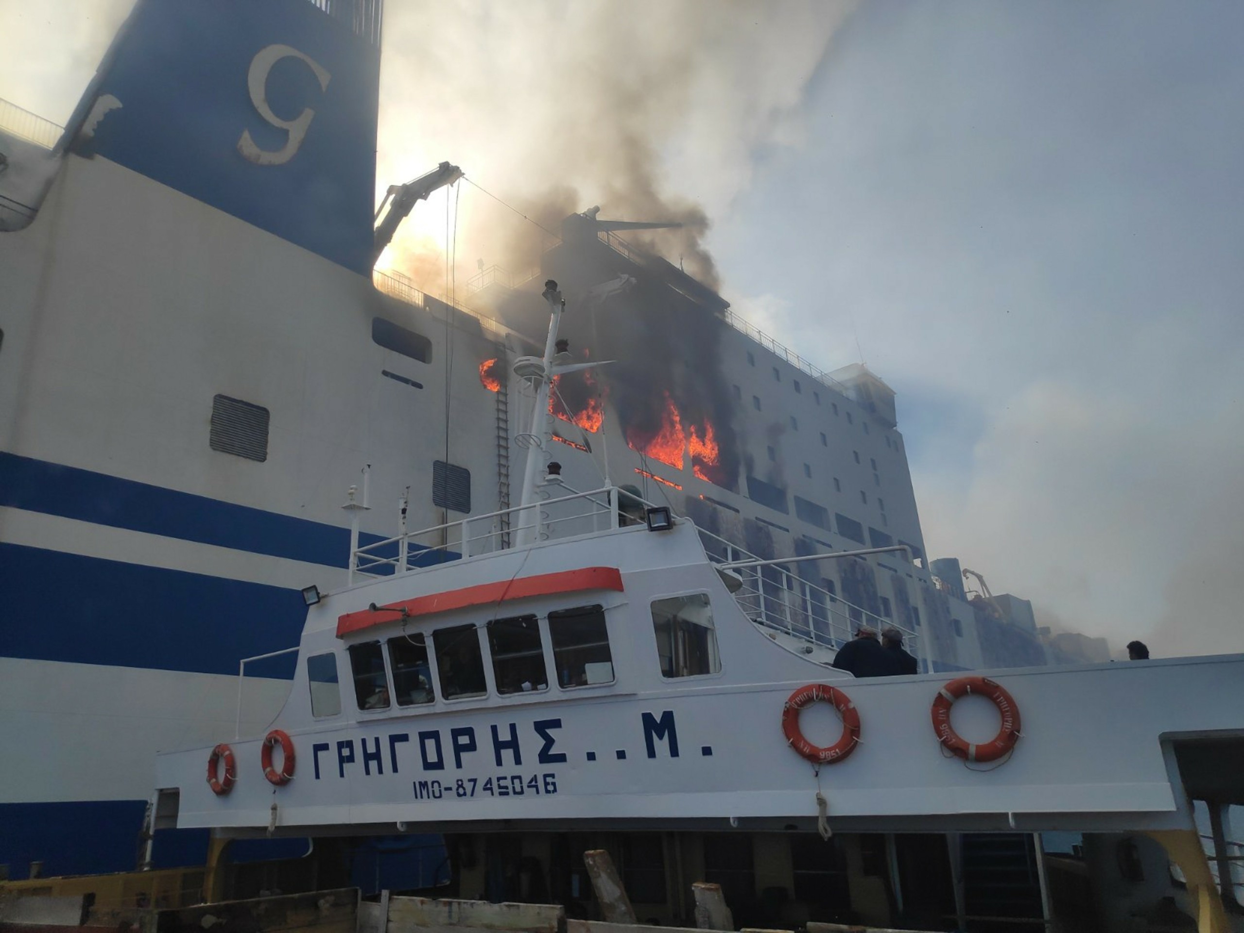 Νύχτα αγωνίας για τους 12 αγνοούμενους του Euroferry Olympia – Ψάχνουν επιζώντες μέσα στους καπνούς και τις πυρακτωμένες λαμαρίνες (vids)
