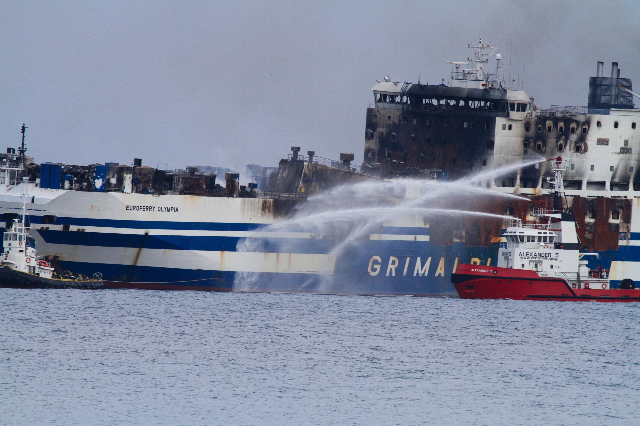 Ένα πτώμα εντοπίστηκε πάνω στο φλεγόμενο Euroferry Olympia – Σε τι κατάσταση είναι ο Λευκορώσος που διασώθηκε