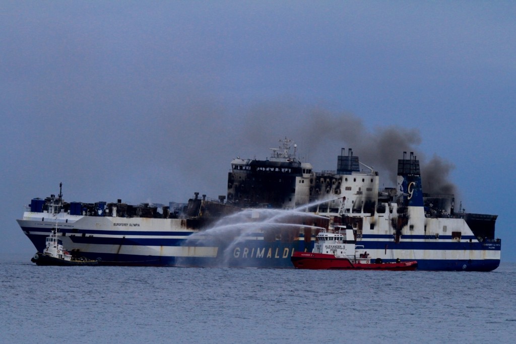 Ρυμουλκούν το Euroferry Olympia στον Αστακό – Θα συνεχιστούν εκεί οι έρευνες για τους αγνοούμενους