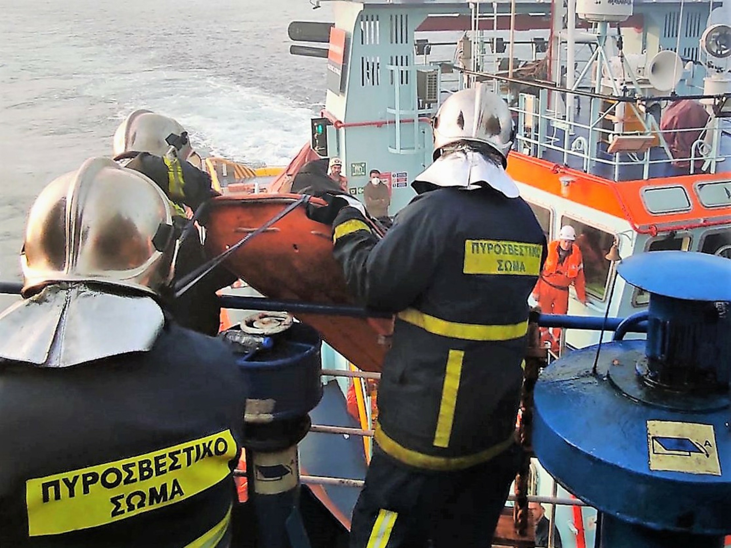Ψάχνουν ακόμα τρεις οδηγούς στο κουφάρι του Euroferry Olympia (vids)