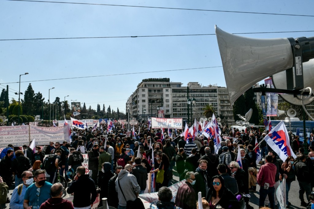 Πλήθος κόσμου στο συλλαλητήριο κατά της ακρίβειας στο Σύνταγμα (pics&vid)