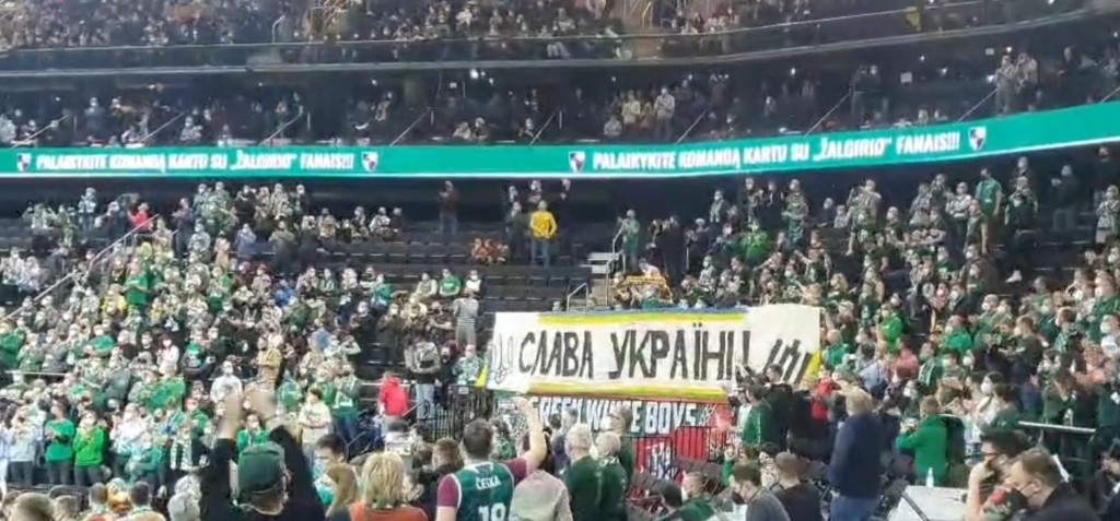 “Πούτιν γ@@@@@@” φώναζαν οι οπαδοί της Ζαλγκίρις Κάουνας – Η στήριξη στην Ουκρανία (vid)