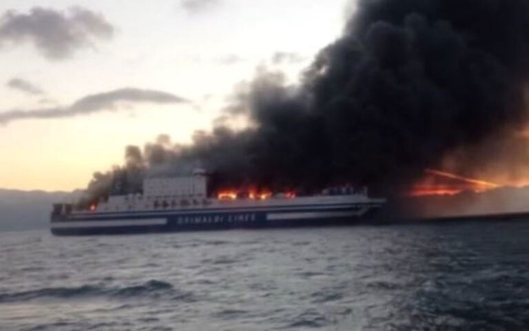 Από το γκαράζ η έναρξη της φωτιάς στο Euroferry Olympia – Το χρονικό και οι συγκλονιστικές μαρτυρίες επιβατών (vids)