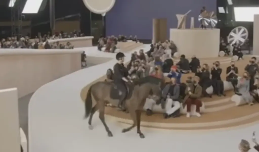 Η οργάνωση PETA επέκρινε την Chanel για τη χρήση αλόγου σε επίδειξη μόδας