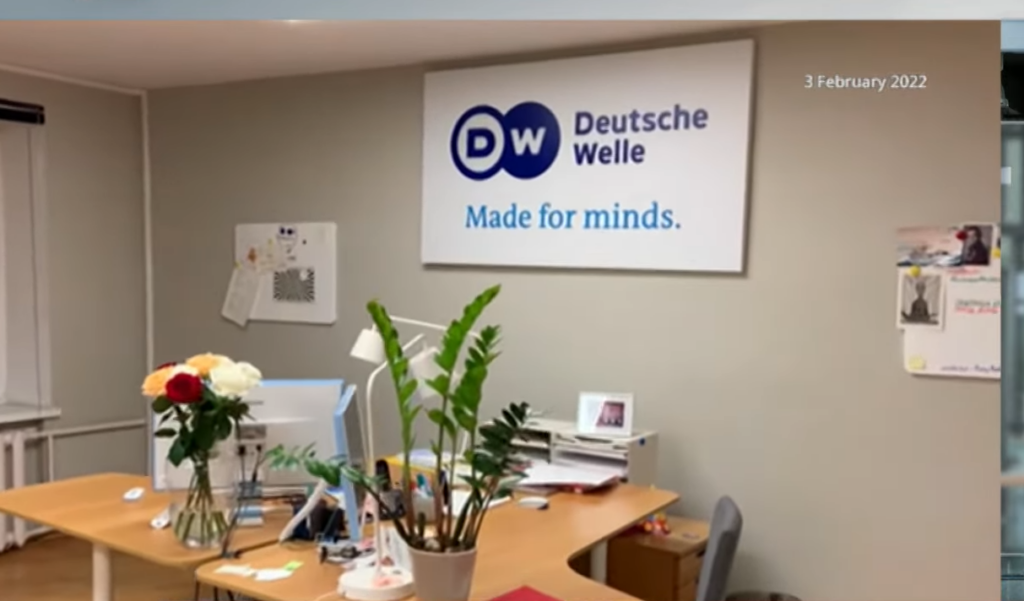“Απαράδεκτο” το κλείσιμο των γραφείων της Deutsche Welle στη Ρωσία λέει η Κομισιόν