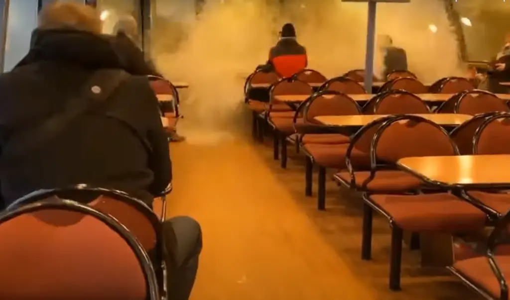 Ορμητικά κύματα γκρεμίζουν τα τζάμια ferry boat και επιβάτες τρέχουν να σωθούν(vids)