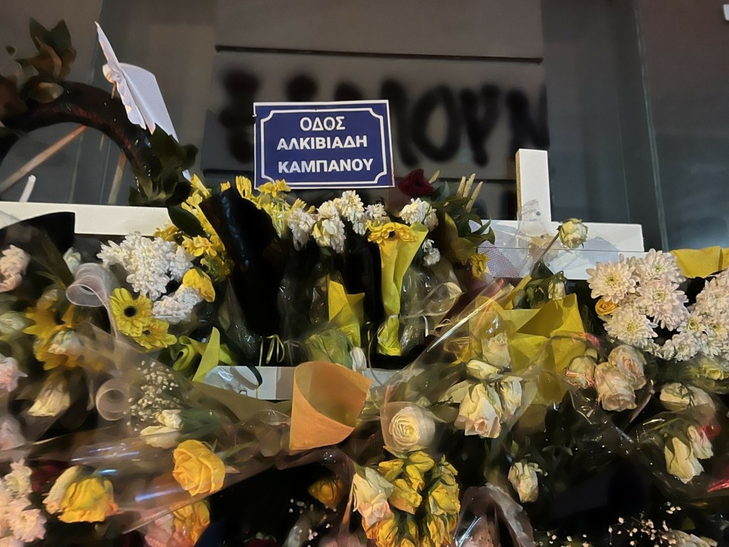 Τα χιλιάδες αφιερώματα μεταφέρθηκαν στο δωμάτιο του Άλκη – Η έκκληση του πατέρα του