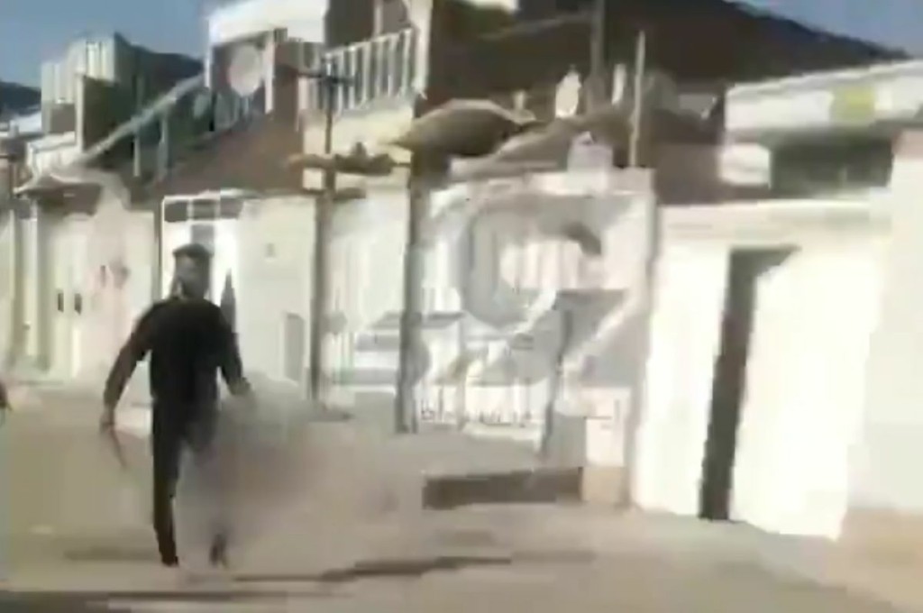 Αποκεφάλισε τη γυναίκα του και βγήκε βόλτα με το κομμένο κεφάλι – Το βίντεο της φρίκης που προκαλεί σοκ (ΣΚΛΗΡΕΣ ΕΙΚΟΝΕΣ)