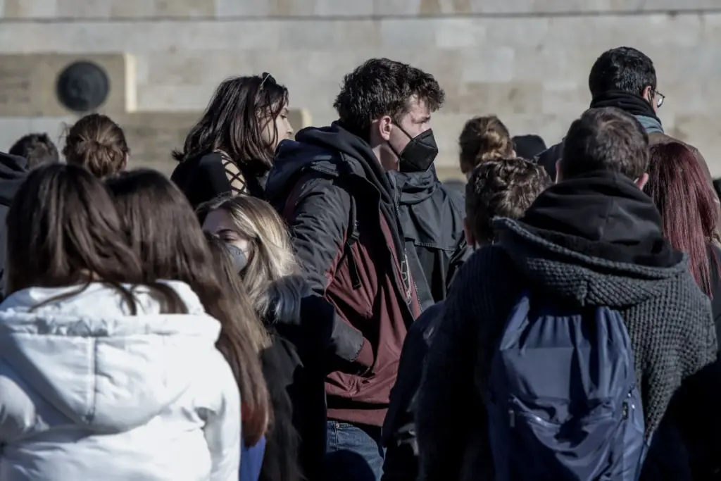 Και η Γαλλία επιβάλλει αρνητικό τεστ Covid στους ταξιδιώτες από Κίνα – Εξετάζει μέτρα και η Βρετανία