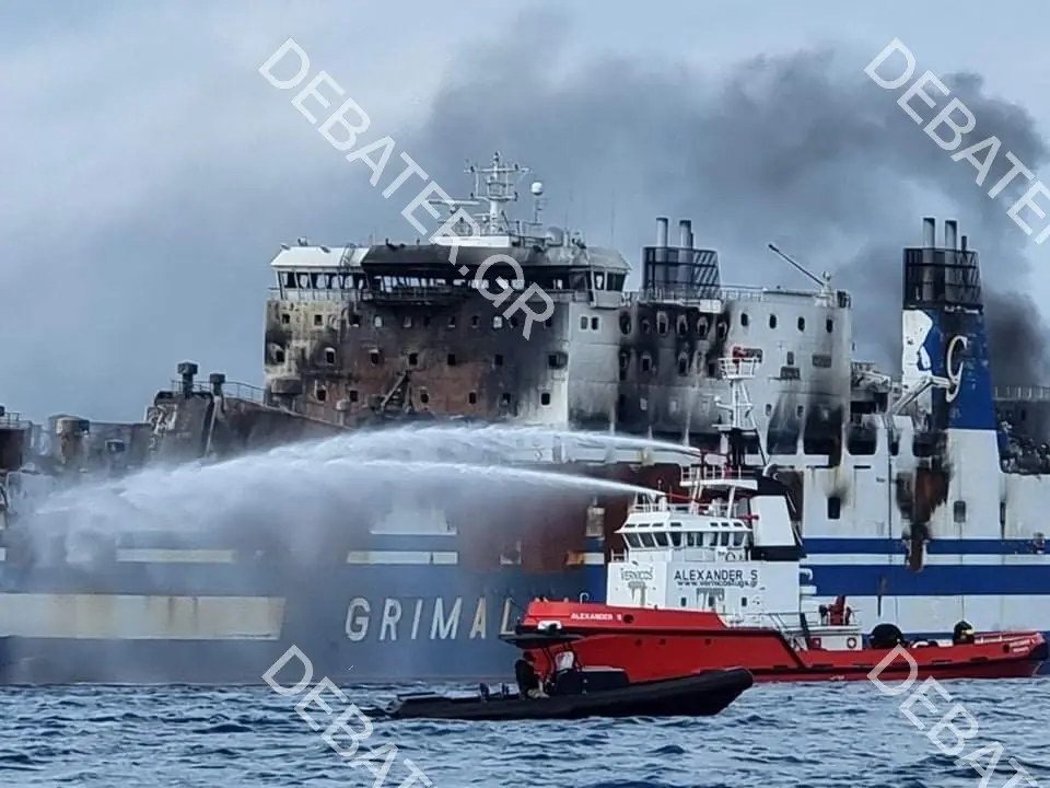 “Χύτρα που βράζει” στο νερό το Euroferry Olympia – Συγκλονιστικές εικόνες από την επιχείρηση της ΕΜΑΚ μέσα από το πλοίο (pics&vids)