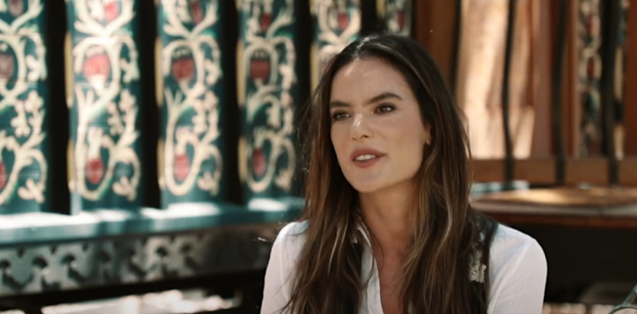 Η Alessandra Ambrosio μάς αποκάλυψε τα μυστικά για υγιή μαλλιά