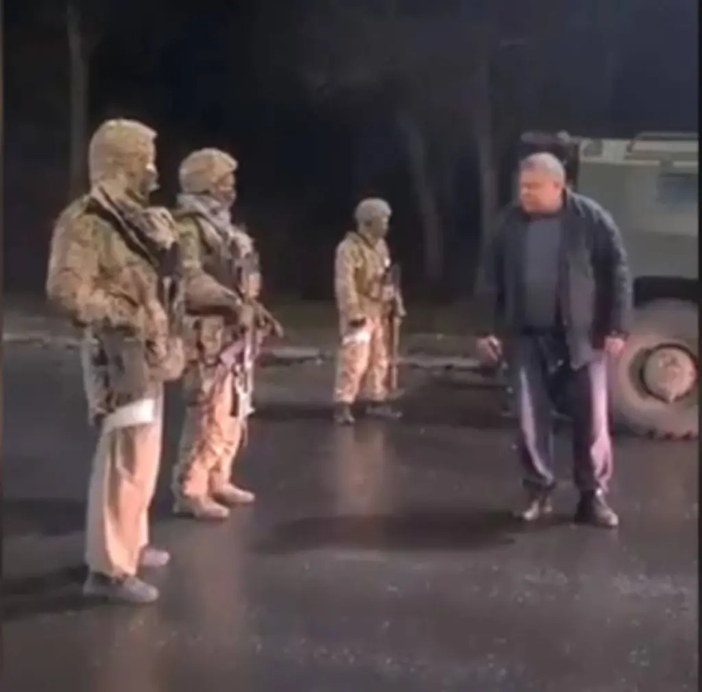 Θαρραλέος παππούς τα “ψέλνει” σε Ρώσους στρατιώτες και γίνεται viral – “Είστε απλά μαριονέτες” (vid)