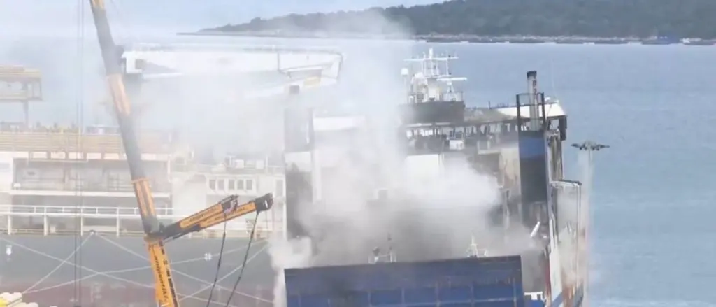 Αναζωπυρώθηκε η φωτιά στο Euroferry Olympia – Παραμένουν αγνοούμενοι οι τρεις