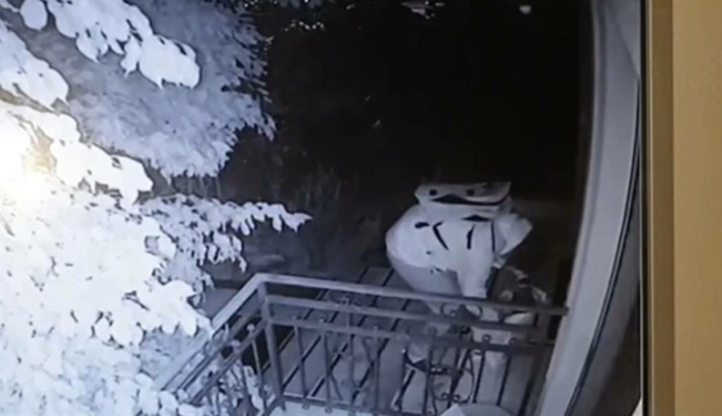 Καρέ-καρέ η επίθεση με γκαζάκια στο σπίτι του Καμπουράκη – Οι κινήσεις του δράστη – Βίντεο ντοκουμέντο