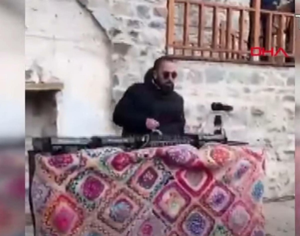 Απαράδεκτες δηλώσεις του Τούρκου DJ για το “πάρτι” στην Παναγία Σουμελά – “Την κάναμε γνωστή στον κόσμο” (vids)