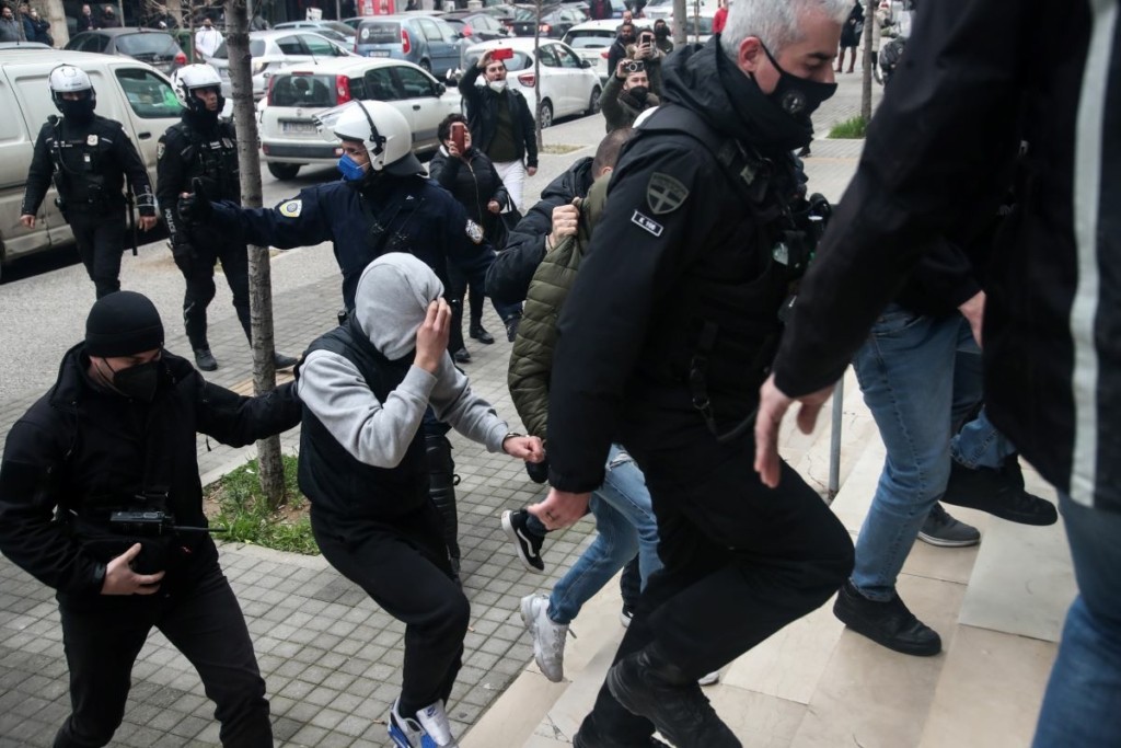 Προθεσμία να απολογηθούν πήραν οι 8 συλληφθέντες για τη δολοφονία του Άλκη – Τα ουρλιαχτά των πολιτών εναντίον τους (vid)