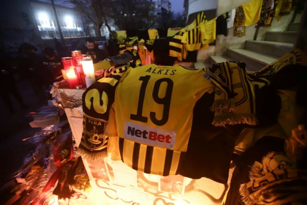 Στο σημείο της δολοφονίας του Άλκη η ομάδα του Άρη – Άφησαν φανέλα με το νούμερο “19” και το όνομα του (pics)