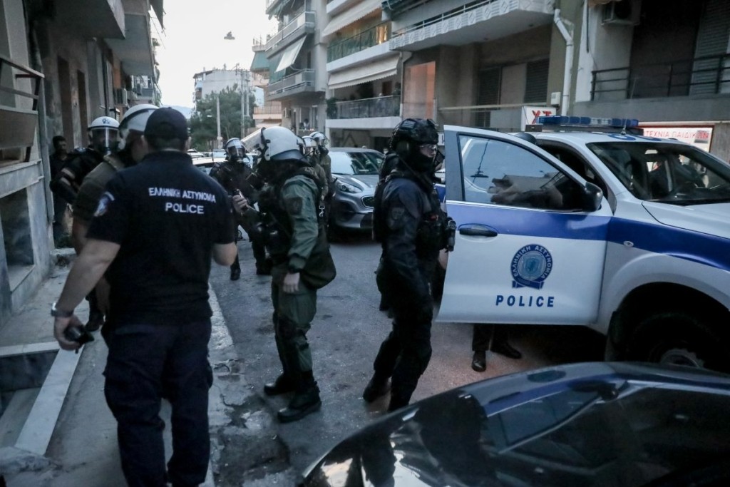 Επιχείρηση της αστυνομίας ΤΩΡΑ στη Θεσσαλονίκη σε χώρους για τους συνεργούς του 23χρονου – Βρέθηκε και νέο φονικό όπλο